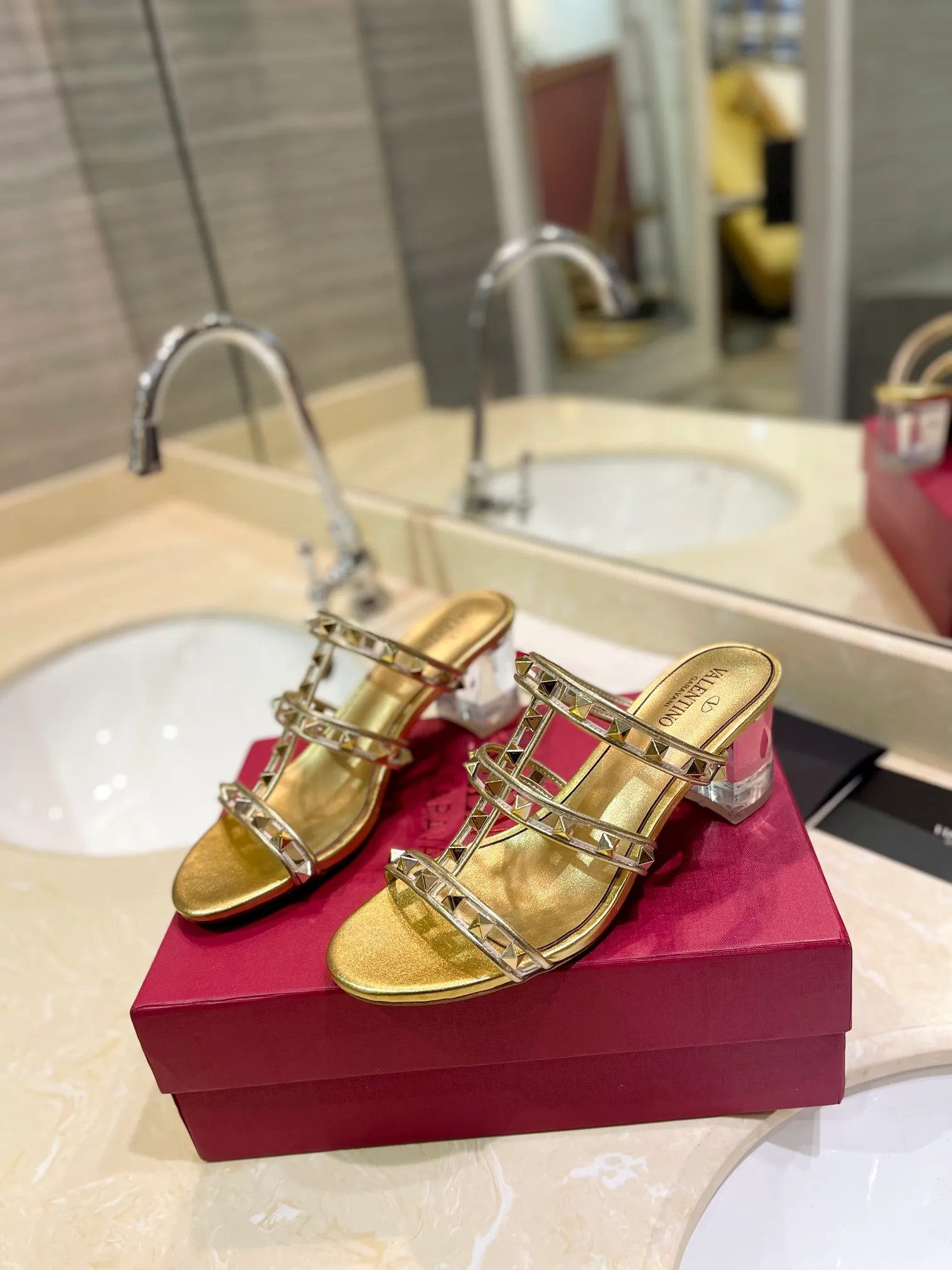 👟👟Ex-factory price 500👟👟 𝑉𝐴𝐿𝐸𝑁𝑇𝐼𝑁𝑂 Valentino ♡ͥ | ²º²⁴💫Purchasing agent level🔍Same color The classic king-shaped slippers with crystal heels are also so beautiful The particularly high-quality hardware brings out a full sense of high-end. After putting it on your feet, you will be stunned and look super slim! The new season lives up to expectations! Worth buying ★Imported cowhide is absolutely high-grade ❥Original method is absolutely sensual ❥Elegant style creates a different feeling🙈 Simple temperament style!  ♡ show bdetails ———————————— ⊿▸: Size｜35-40 (customized at 40.41.42) ⊿▸: Material｜Imported sheepskin + Pvc ⊿▸: Material | Padded sheepskin ⊿▸: Material | Italian🇮🇹 genuine leather outsole ⊿▸: Heel height｜6cm